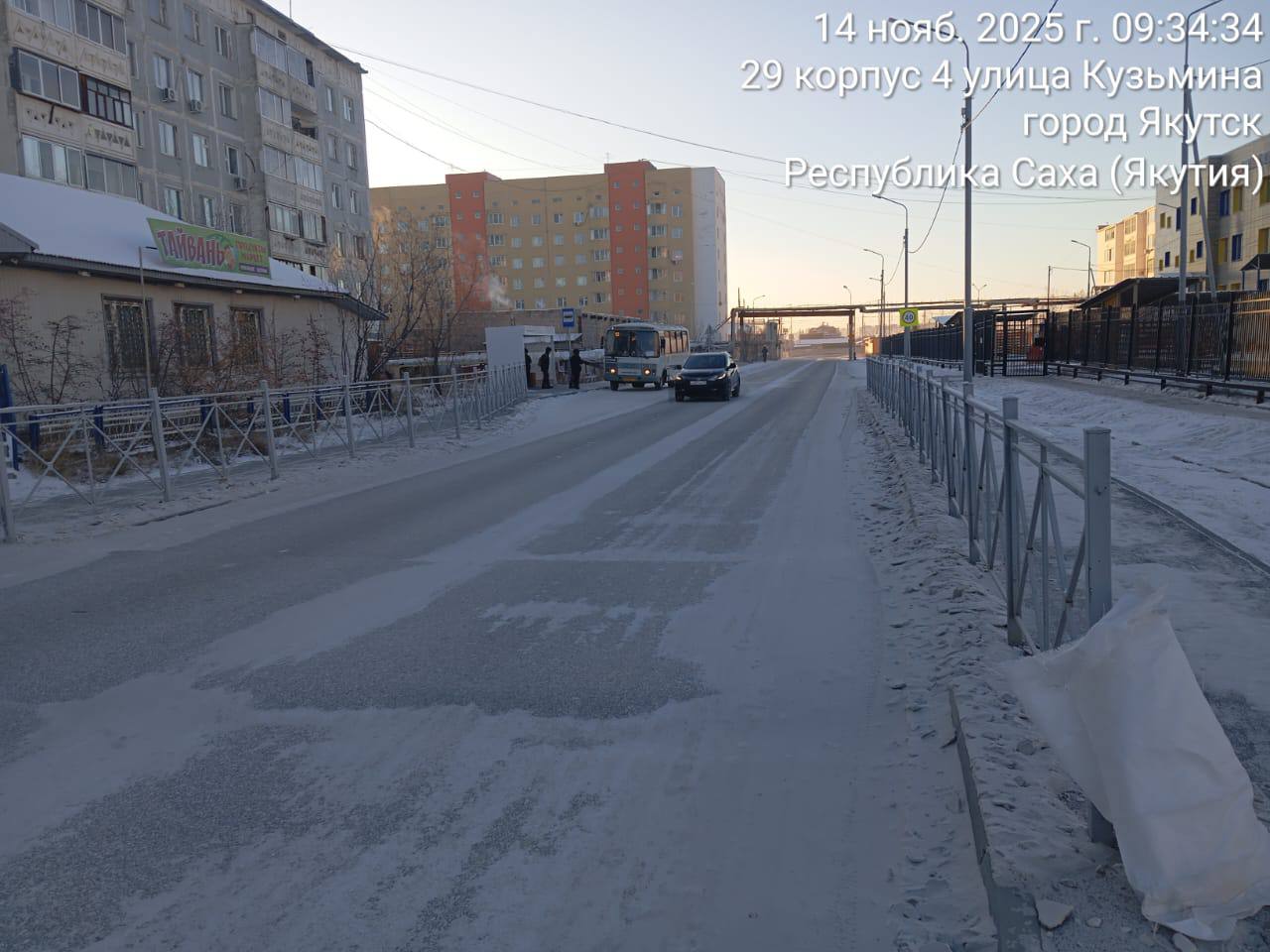 Муниципальными дворниками проводится ежедневная работа по подбору случайного мусора на территории Гагаринского округа Муниципальными дворниками проводится ежедневная работа по подбору случайного мусора на территории Гагаринского округа