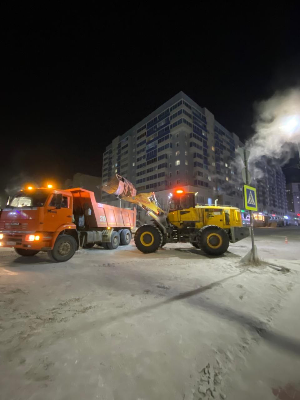 На ул. Лермонтова силами АО «Якутдорстрой» в ночную смену ведутся работы по уборке и вывозу наледи, образовавшийся после аварийного разлива сетей канализации На ул. Лермонтова силами АО «Якутдорстрой» в ночную смену ведутся работы по уборке и вывозу наледи, образовавшийся после аварийного разлива сетей канализации