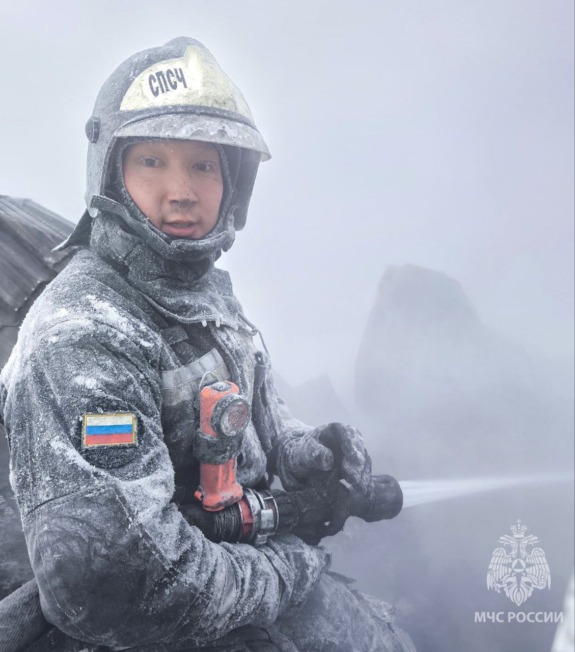 35 лет на страже жизни: с юбилеем Специализированную пожарно-спасательную часть поздравляют ветеран и молодой сотрудник 35 лет на страже жизни: с юбилеем Специализированную пожарно-спасательную часть поздравляют ветеран и молодой сотрудник