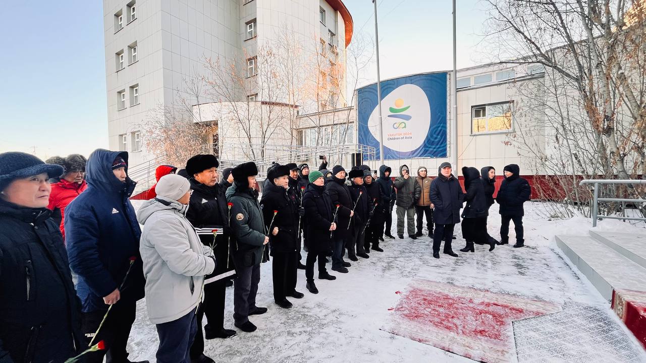 Сегодня вместе с Героями России Андреем Григорьевым и Алексеем Петровым, первым заместителем министра по физической культуре и спорту Республики Саха (Якутия) Гаврилом Мохначевским, спортивной общественностью и семьёй... Сегодня вместе с Героями России Андреем Григорьевым и Алексеем Петровым, первым заместителем министра по физической культуре и спорту Республики Саха (Якутия) Гаврилом Мохначевским, спортивной общественностью и семьёй...