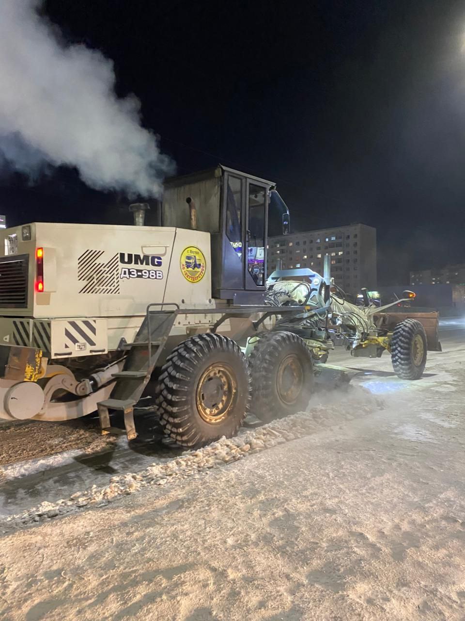 На ул. Лермонтова силами АО «Якутдорстрой» в ночную смену ведутся работы по уборке и вывозу наледи, образовавшийся после аварийного разлива сетей канализации На ул. Лермонтова силами АО «Якутдорстрой» в ночную смену ведутся работы по уборке и вывозу наледи, образовавшийся после аварийного разлива сетей канализации