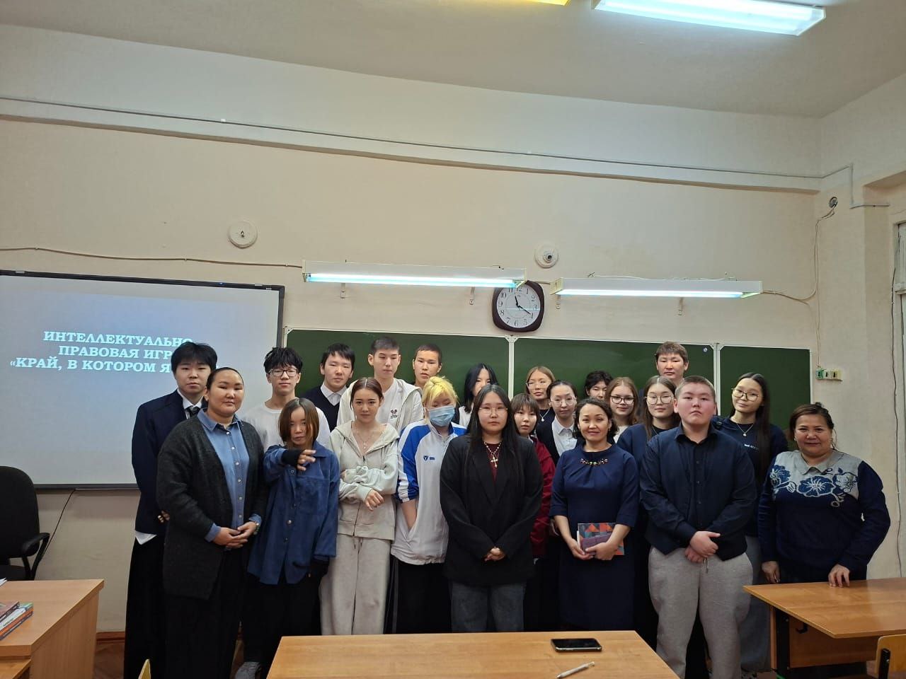 Край, в котором я живу. В Тиксинской школе №1 в интеллектуально-правовой игре сразились 4 команды старшеклассников. Провели игру заместитель председателя Булунской ТИК Наталья Хлебникова и сисадмин ГАС "Выборы" Владимир... Край, в котором я живу. В Тиксинской школе №1 в интеллектуально-правовой игре сразились 4 команды старшеклассников. Провели игру заместитель председателя Булунской ТИК Наталья Хлебникова и сисадмин ГАС "Выборы" Владимир...