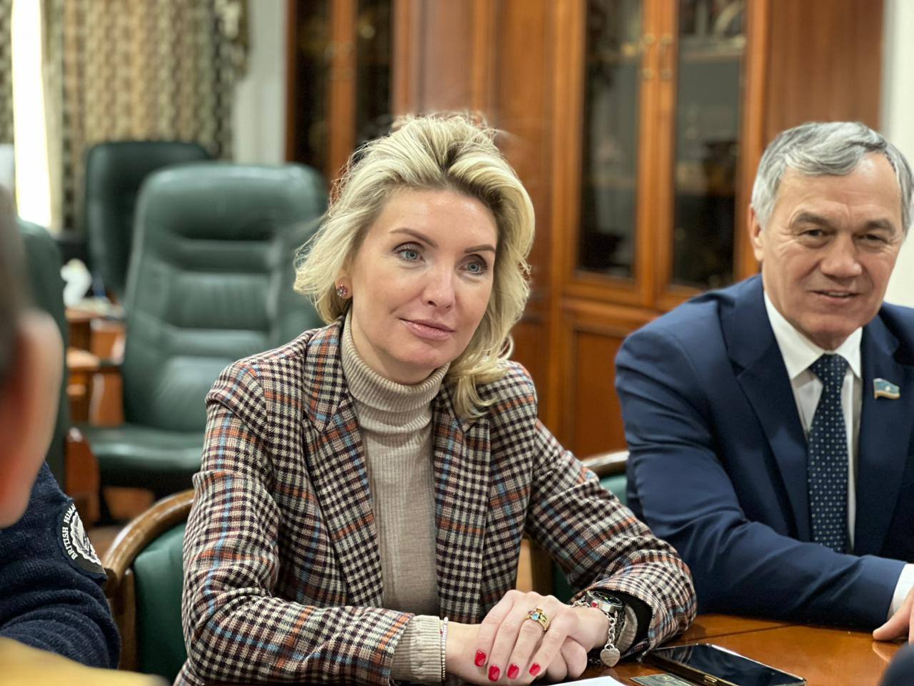 Минспорт Якутии и руководство Ночной хоккейной лиги обсудили развитие любительского хоккея в регионе Минспорт Якутии и руководство Ночной хоккейной лиги обсудили развитие любительского хоккея в регионе