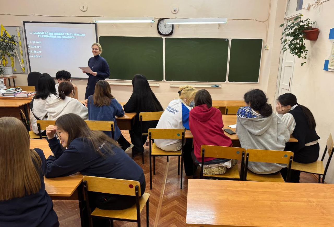 Край, в котором я живу. В Тиксинской школе №1 в интеллектуально-правовой игре сразились 4 команды старшеклассников. Провели игру заместитель председателя Булунской ТИК Наталья Хлебникова и сисадмин ГАС "Выборы" Владимир... Край, в котором я живу. В Тиксинской школе №1 в интеллектуально-правовой игре сразились 4 команды старшеклассников. Провели игру заместитель председателя Булунской ТИК Наталья Хлебникова и сисадмин ГАС "Выборы" Владимир...