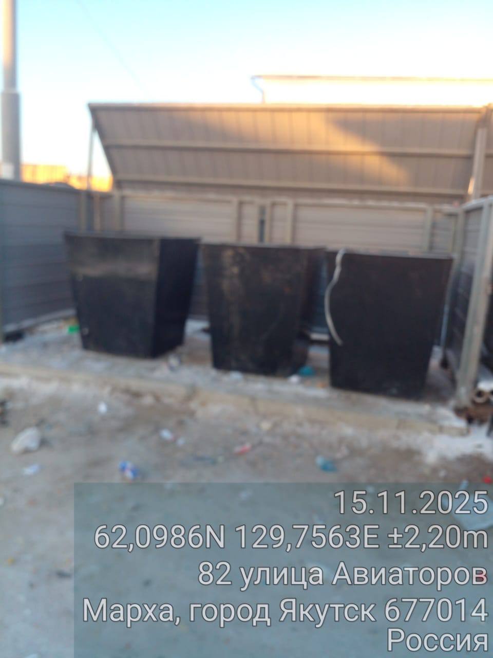 Муниципальными дворниками Управы Гагаринского округа проведена ежедневная работа по подбору мусора на общественных санитарных точках, территории округа, общественных пространствах