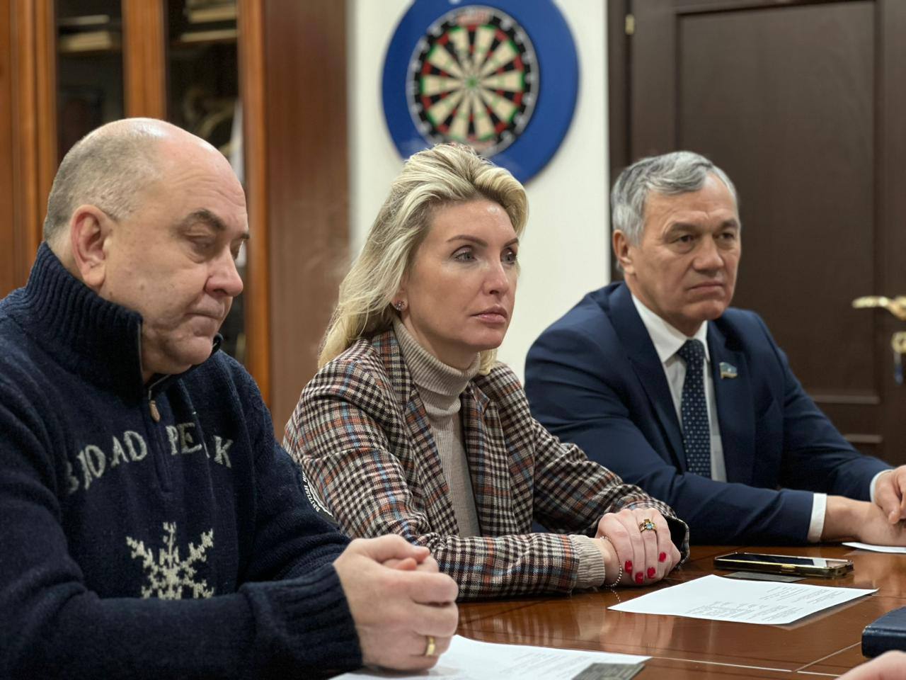 Минспорт Якутии и руководство Ночной хоккейной лиги обсудили развитие любительского хоккея в регионе Минспорт Якутии и руководство Ночной хоккейной лиги обсудили развитие любительского хоккея в регионе