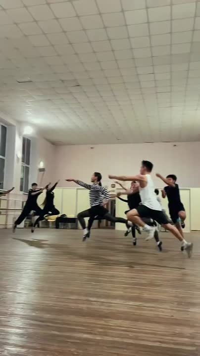 Их всех объединили танцы!. В Народном ансамбле "Гулун" рассказали о своих танцорах