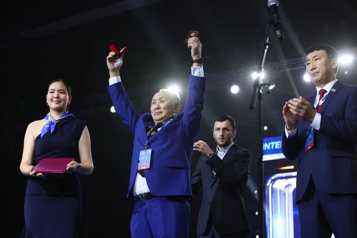 На торжественной части XVI Международных соревнований по вольной борьбе памяти Заслуженного тренера ЯАССР, РСФСР, СССР Дмитрия Петровича Коркина заместитель Председателя Правительства Республики Саха (Якутия) Сергей... На торжественной части XVI Международных соревнований по вольной борьбе памяти Заслуженного тренера ЯАССР, РСФСР, СССР Дмитрия Петровича Коркина заместитель Председателя Правительства Республики Саха (Якутия) Сергей...