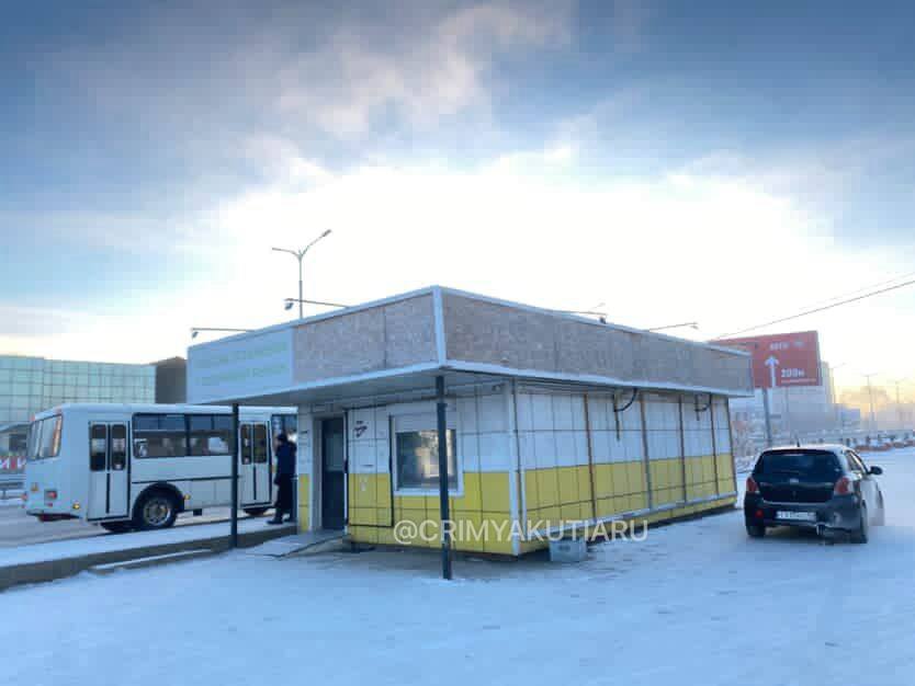 В Якутске проверяют случай повреждения тёплой автобусной остановки