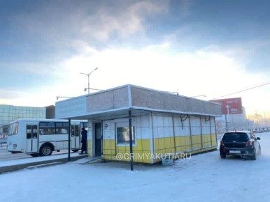 Тгк КримЯкутия сообщает, что ночью неизвестные разнесли теплую остановку Столичный рынок