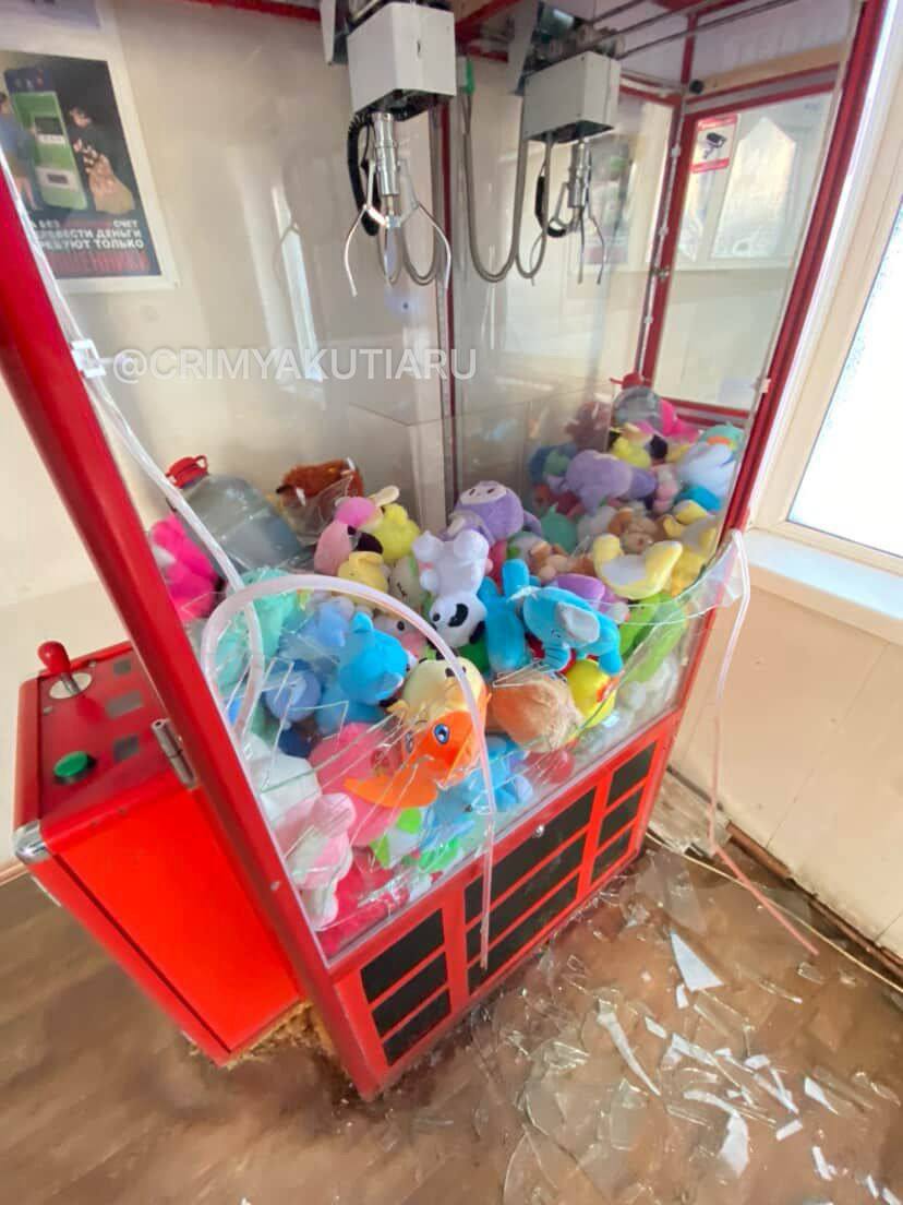 В Якутске проверяют случай повреждения тёплой автобусной остановки В Якутске проверяют случай повреждения тёплой автобусной остановки