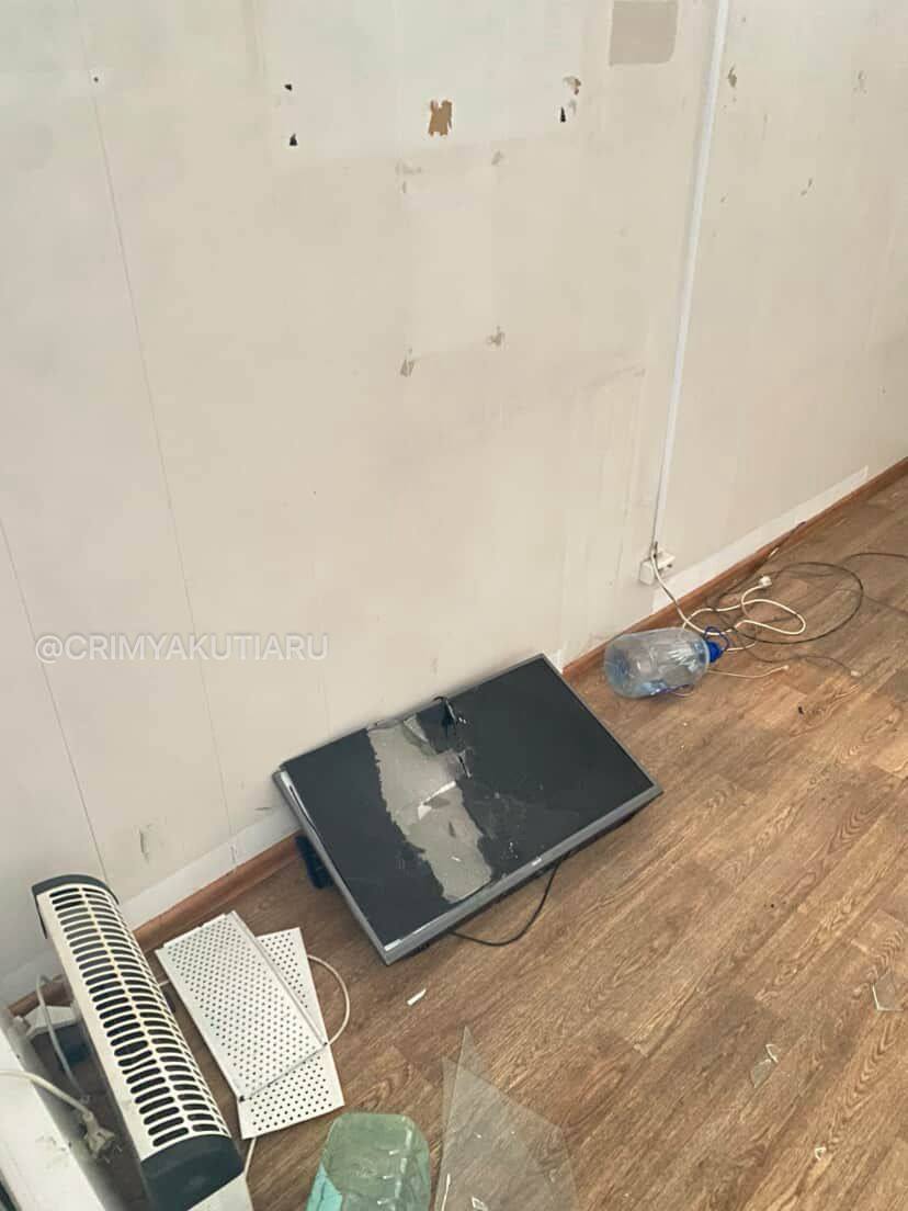 В Якутске проверяют случай повреждения тёплой автобусной остановки В Якутске проверяют случай повреждения тёплой автобусной остановки