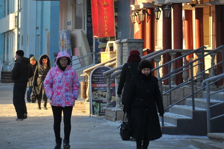 Битва за тротуары. В Якутске решают проблему с киосками и палатками, которые как грибы растут на каждом свободном клочке земли возле ТЦ, магазинов и банков