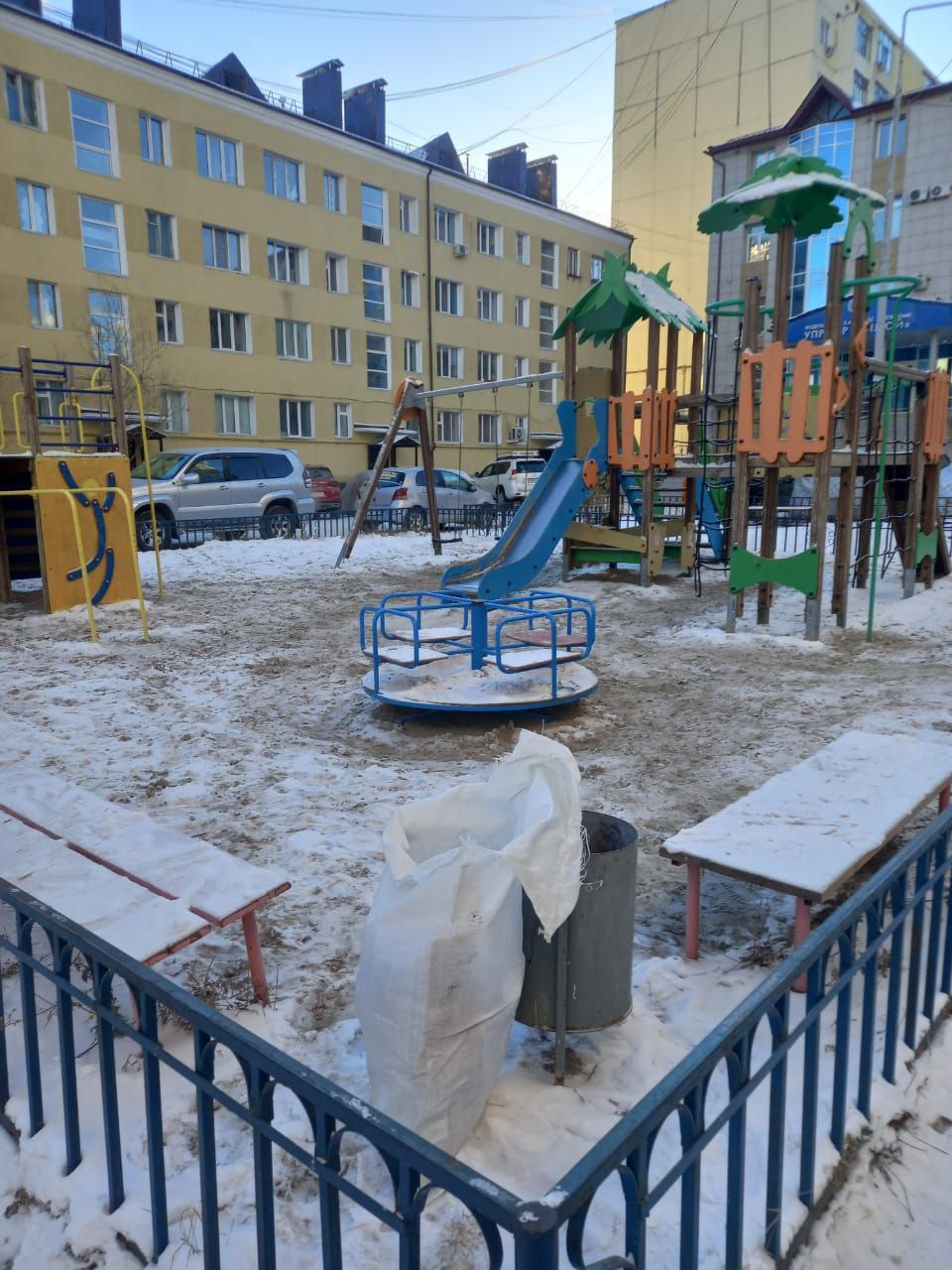 С добрым утром! Наши муниципальные дворники ежедневно трудятся над тем, чтобы улицы Губинского округа оставались чистыми и уютными С добрым утром! Наши муниципальные дворники ежедневно трудятся над тем, чтобы улицы Губинского округа оставались чистыми и уютными