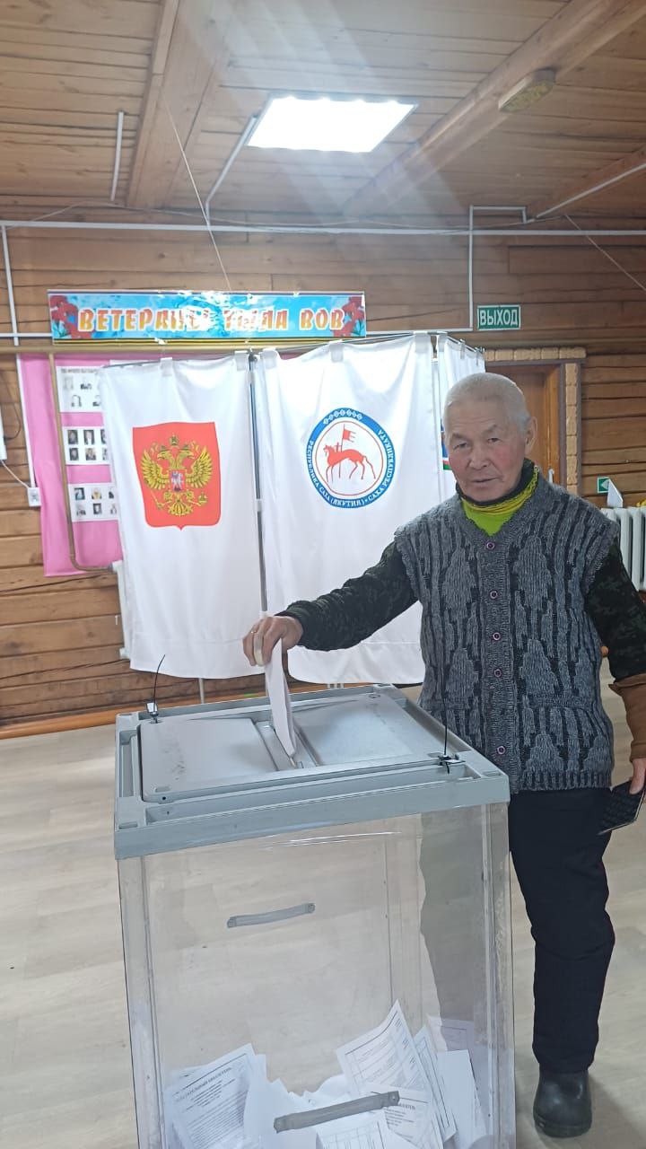 Голосует Третьяков Николай Пантелеймонович, почётный гражданин Среднеколымского улуса и Мятисского 2-го наслега, ветеран труда, внесший большой вклад в развитие энергетики и ЖКХ РС(Я)