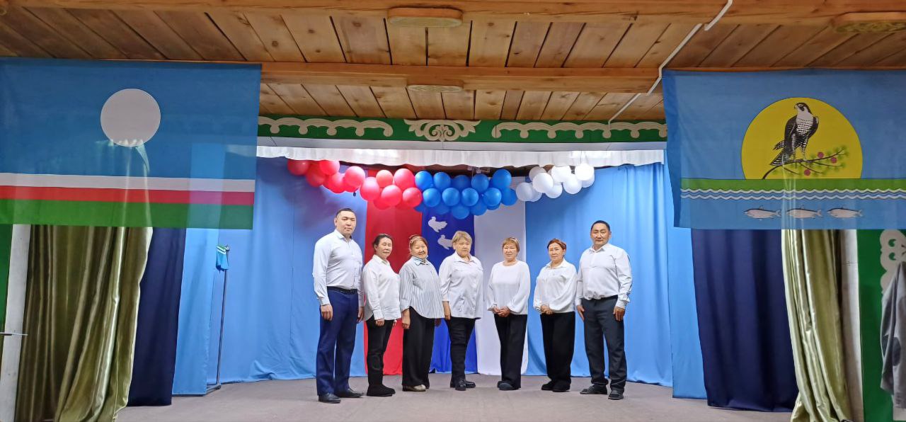 Знакомьтесь! Вот они - герои сегодняшнего дня, организаторы выборов, члены УИК 497 северного села Сватай: