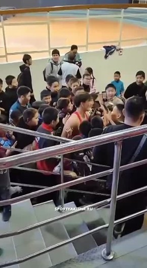 Рейджи Учида после жаркого полуфинала оказался в окружении десятка своих новых фанатов Японские самураи выступят аж в трех финалах турнира в Якутске