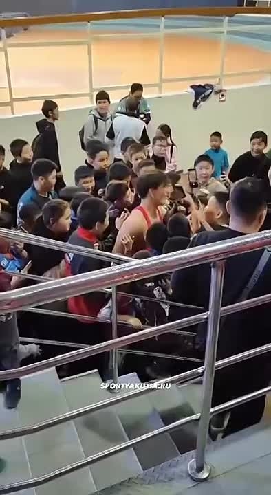 Рейджи Учида после жаркого полуфинала оказался в окружении десятка своих новых фанатов Японские самураи выступят аж в трех финалах турнира в Якутске