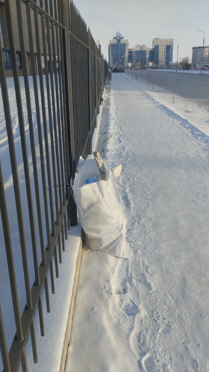С добрым утром! Наши муниципальные дворники ежедневно трудятся над тем, чтобы улицы Губинского округа оставались чистыми и уютными С добрым утром! Наши муниципальные дворники ежедневно трудятся над тем, чтобы улицы Губинского округа оставались чистыми и уютными
