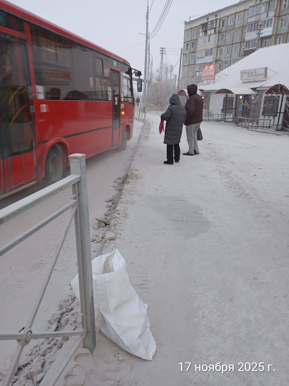 Муниципальными дворниками проводится ежедневная работа по подбору случайного мусора на территории Гагаринского округа Муниципальными дворниками проводится ежедневная работа по подбору случайного мусора на территории Гагаринского округа