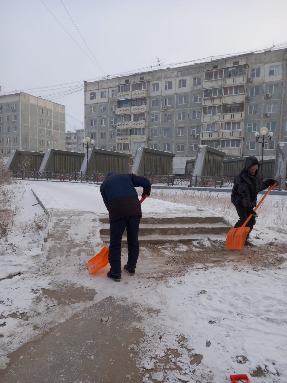 Дворники в Губинском округе активно чистят снег Дворники в Губинском округе активно чистят снег