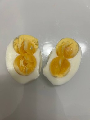 Доброе утро. Что с яйцами якутской птицефабрики? У меня за последнее время это уже десятое яйцо с двумя желтками