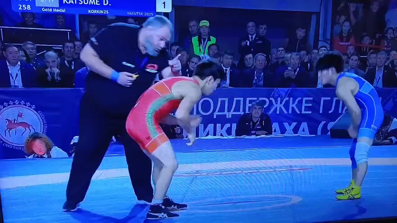 #пишут Катсуми успел вытолкнуть за ковёр Льва Павлова но приём не посчитали, сказали не успел