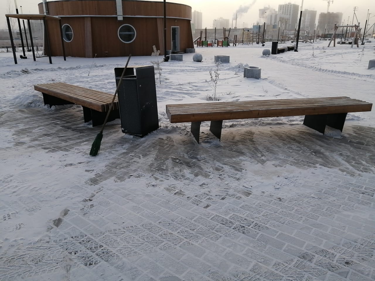 Сегодняшняя уборка общественных мест, территорий автобусных остановок и очистка тротуаров на территории округа, силами наших дворников Сегодняшняя уборка общественных мест, территорий автобусных остановок и очистка тротуаров на территории округа, силами наших дворников