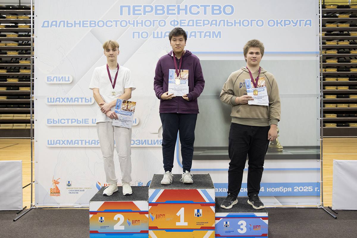 Хет-трик на доске: Альберт Постников завоевал три медали на Первенстве ДФО по шахматам Хет-трик на доске: Альберт Постников завоевал три медали на Первенстве ДФО по шахматам