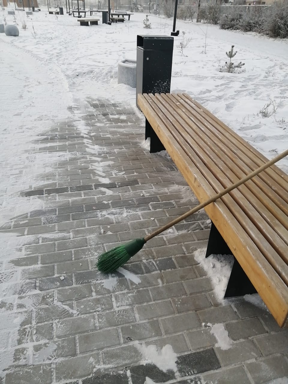 Сегодняшняя уборка общественных мест, территорий автобусных остановок и очистка тротуаров на территории округа, силами наших дворников Сегодняшняя уборка общественных мест, территорий автобусных остановок и очистка тротуаров на территории округа, силами наших дворников