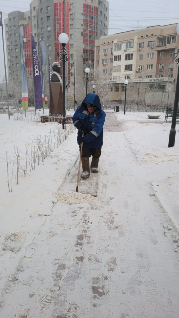 Дворники в Губинском округе активно чистят снег Дворники в Губинском округе активно чистят снег