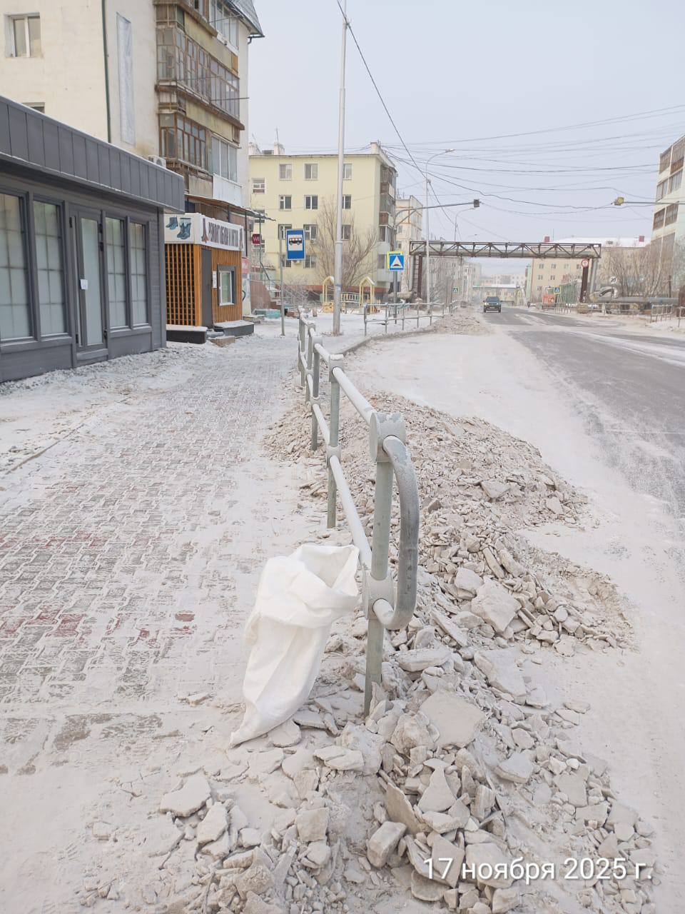 Муниципальными дворниками проводится ежедневная работа по подбору случайного мусора на территории Гагаринского округа Муниципальными дворниками проводится ежедневная работа по подбору случайного мусора на территории Гагаринского округа