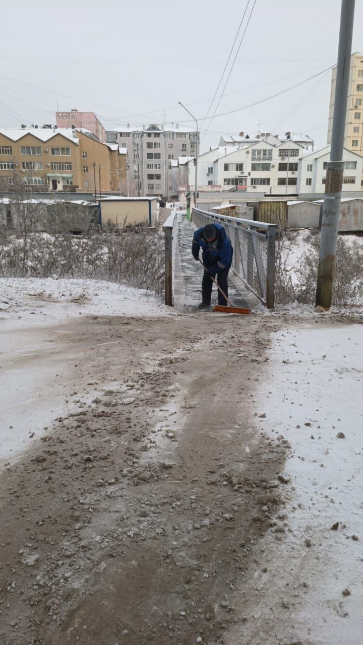 Дворники в Губинском округе активно чистят снег