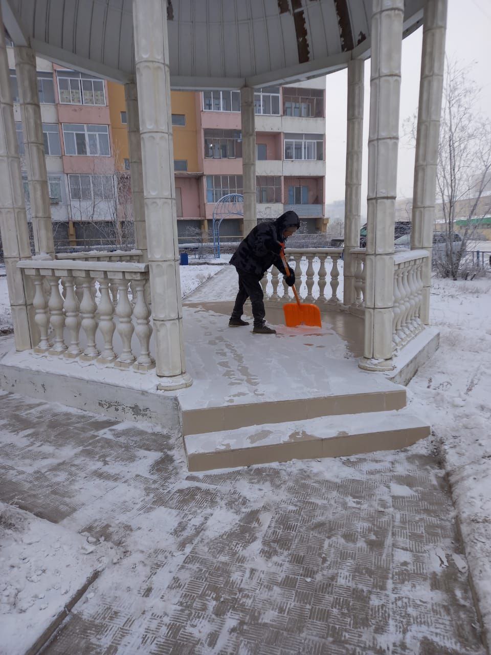 Дворники в Губинском округе активно чистят снег Дворники в Губинском округе активно чистят снег