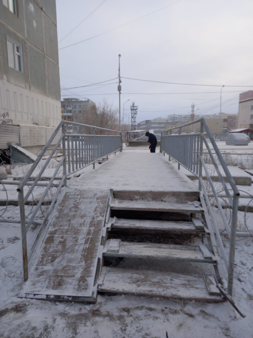 Дворники в Губинском округе активно чистят снег Дворники в Губинском округе активно чистят снег