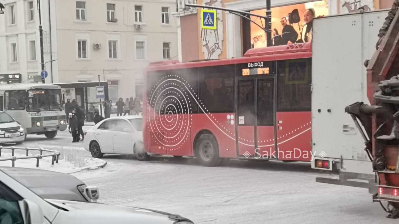 Авария у Центрального, с участием автобуса, который в отсутствие светофора перегородил путь