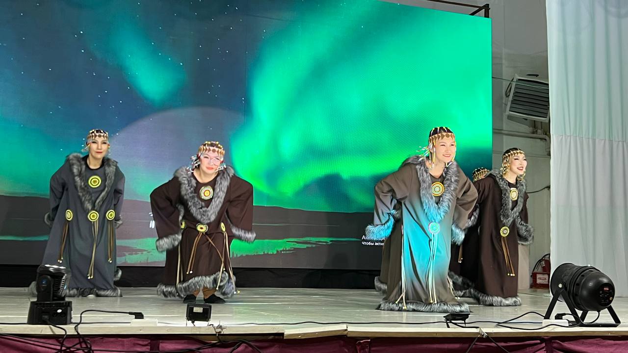 В поддержку бойцов СВО: верхоянские библиотекари собрали на концерте более 100 тысяч рублей В поддержку бойцов СВО: верхоянские библиотекари собрали на концерте более 100 тысяч рублей