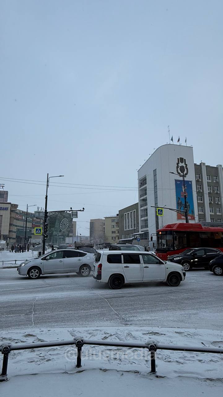 #пишут. В центре Якутска не работают светофоры @ulusmedia Читайте нас в MAX #пишут. В центре Якутска не работают светофоры @ulusmedia Читайте нас в MAX