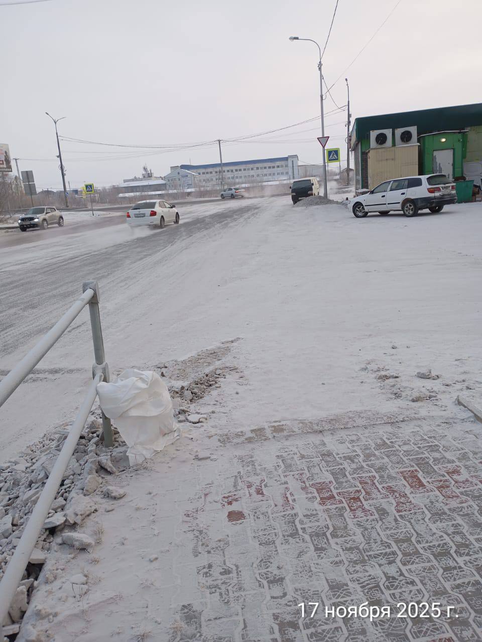 Муниципальными дворниками проводится ежедневная работа по подбору случайного мусора на территории Гагаринского округа Муниципальными дворниками проводится ежедневная работа по подбору случайного мусора на территории Гагаринского округа