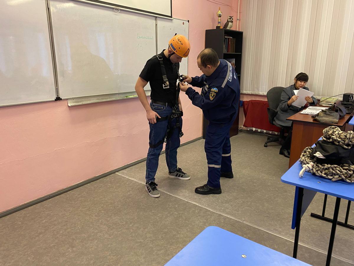 На занятиях спасателей работники предприятий и школьники учатся практическим навыкам На занятиях спасателей работники предприятий и школьники учатся практическим навыкам