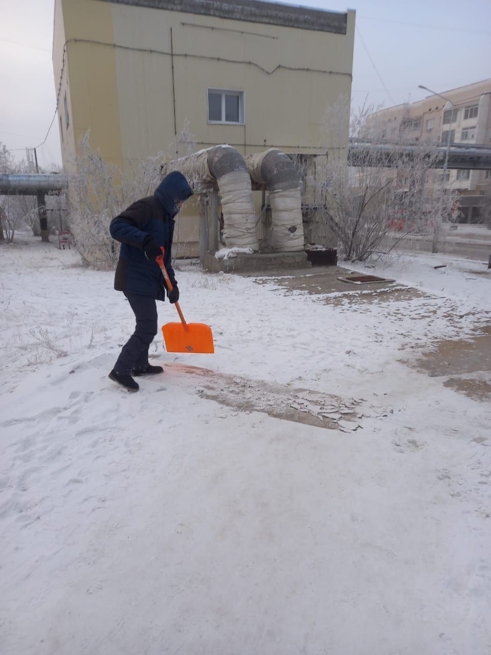 Дворники в Губинском округе активно чистят снег Дворники в Губинском округе активно чистят снег