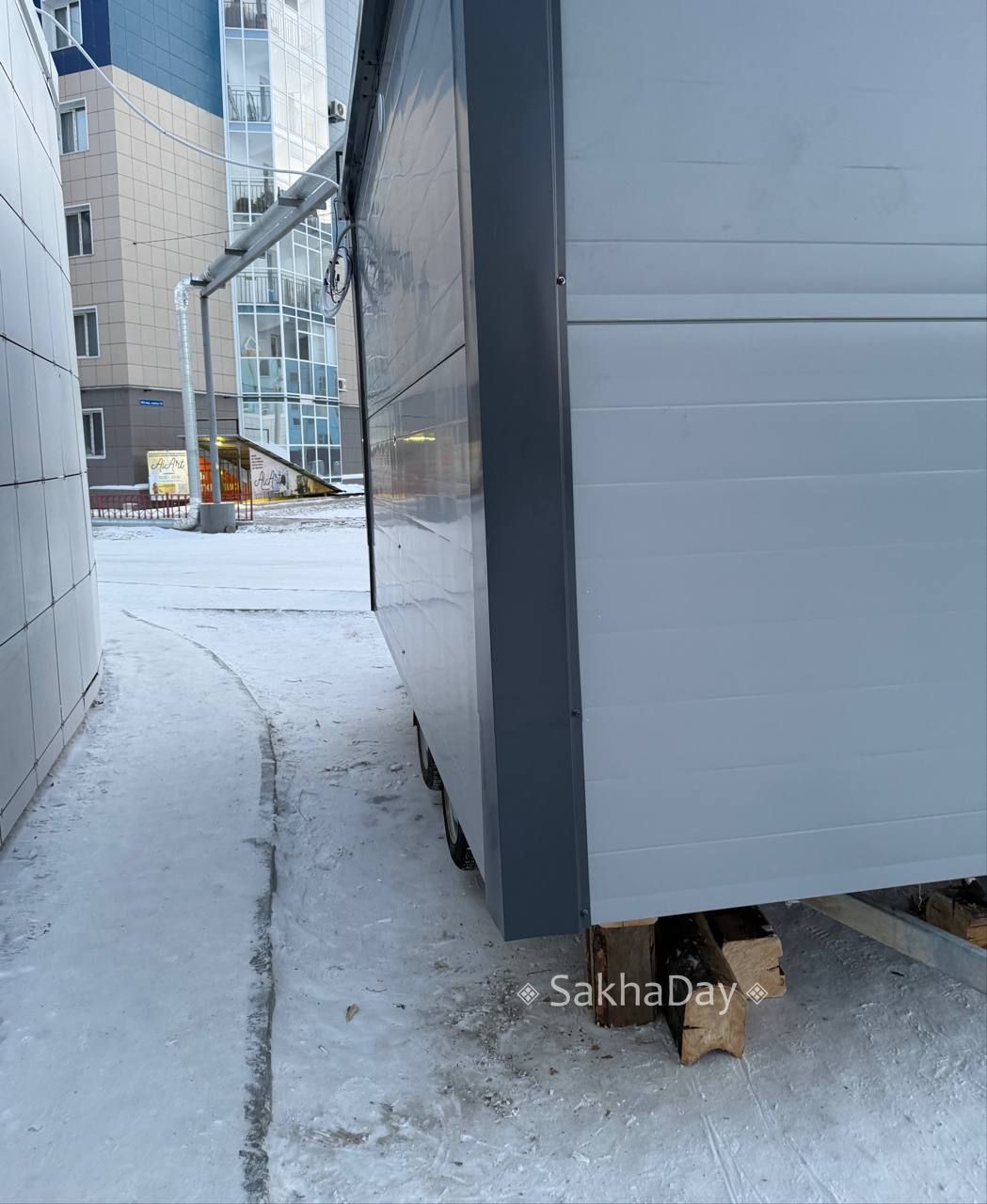 #пишут Новый киоск на 203 мкр установлен на «пенечках», будто свалится! И еще на зеленой зоне #пишут Новый киоск на 203 мкр установлен на «пенечках», будто свалится! И еще на зеленой зоне