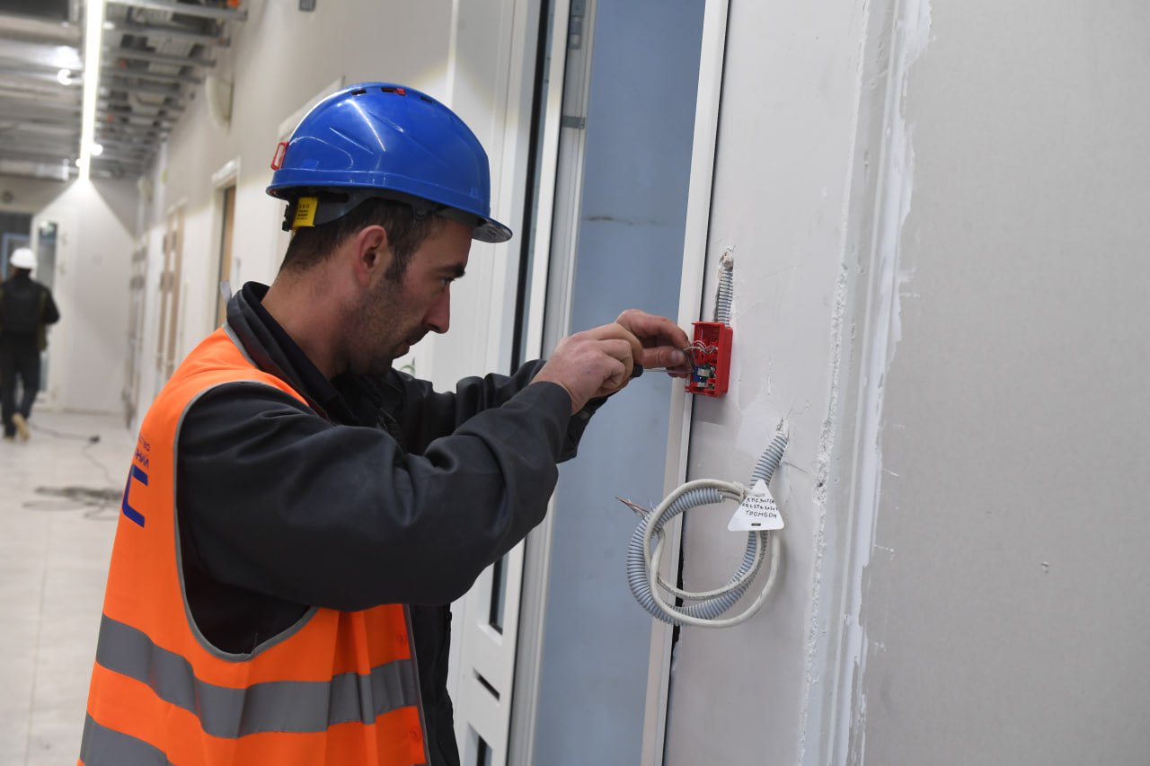 В Якутске энергетики восстанавливают электроснабжение в 128 квартале после аварийного отключения