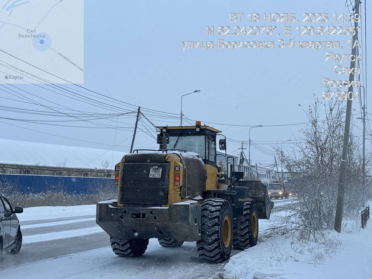 Проводится уборка снега с прибордюрной части по Вилюйскому тракту Проводится уборка снега с прибордюрной части по Вилюйскому тракту