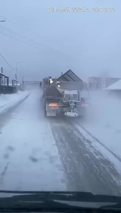 Работы комбинированной дорожной машины по уборке выпавшего снега в районе Птицефабрики
