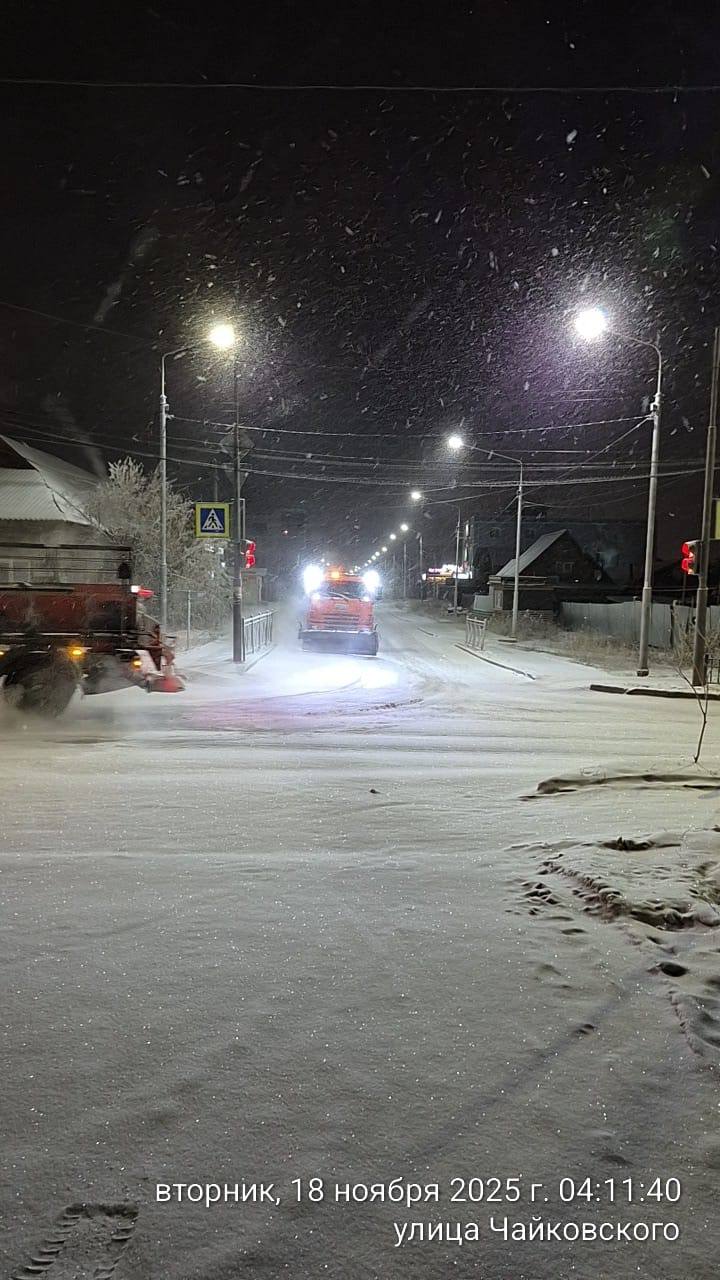 Кадры работ по уборке выпавшего снега работниками АО Якутдорстрой Кадры работ по уборке выпавшего снега работниками АО Якутдорстрой