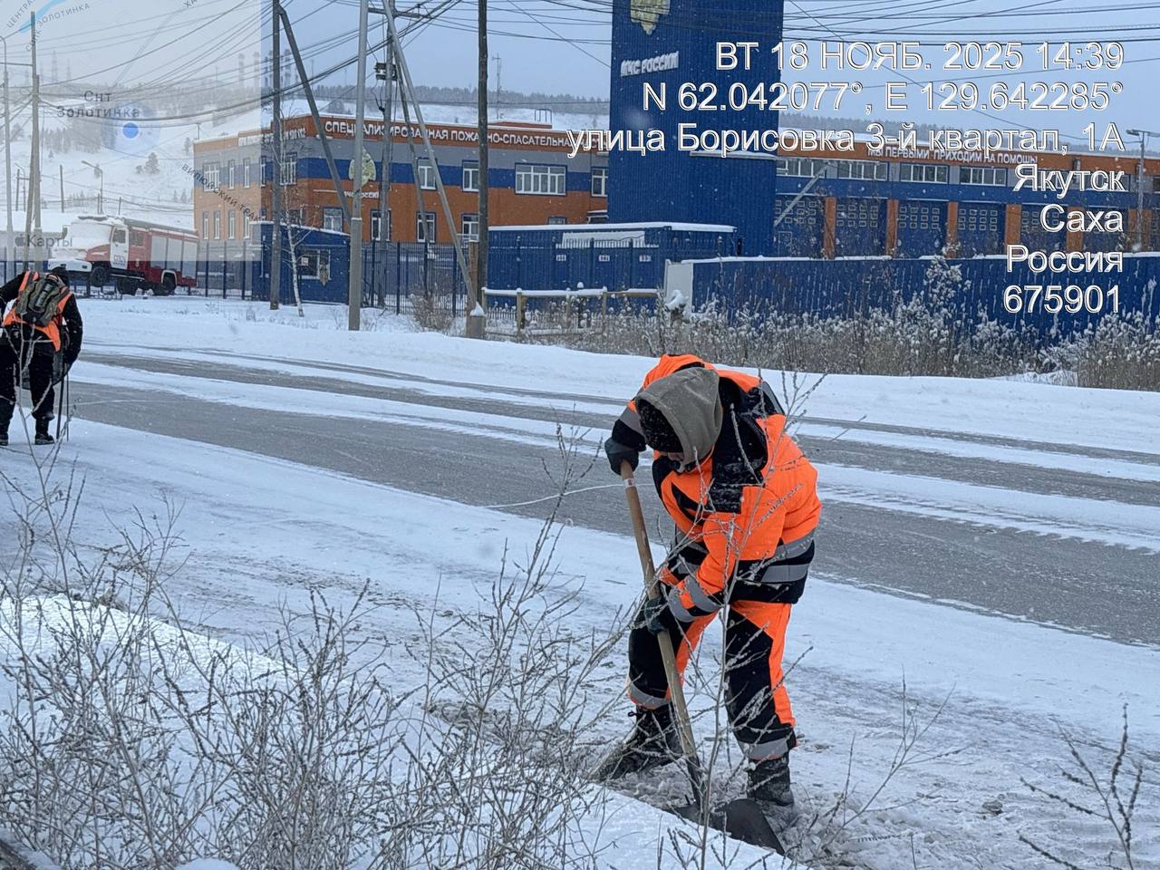 Проводится уборка снега с прибордюрной части по Вилюйскому тракту Проводится уборка снега с прибордюрной части по Вилюйскому тракту