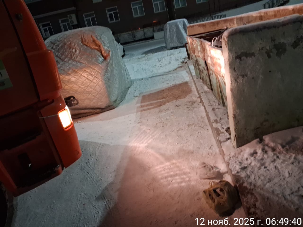 Круглогодичная реальность. С морозами и снежными заносами проблема поиска парковочного места во дворах нашего города обостряется еще больше Круглогодичная реальность. С морозами и снежными заносами проблема поиска парковочного места во дворах нашего города обостряется еще больше