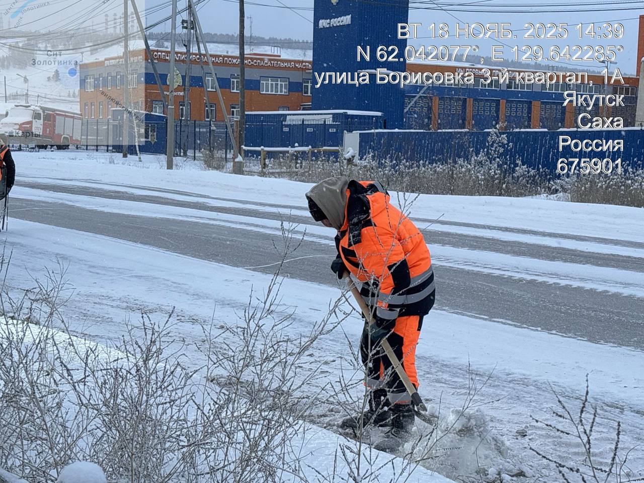 Проводится уборка снега с прибордюрной части по Вилюйскому тракту Проводится уборка снега с прибордюрной части по Вилюйскому тракту