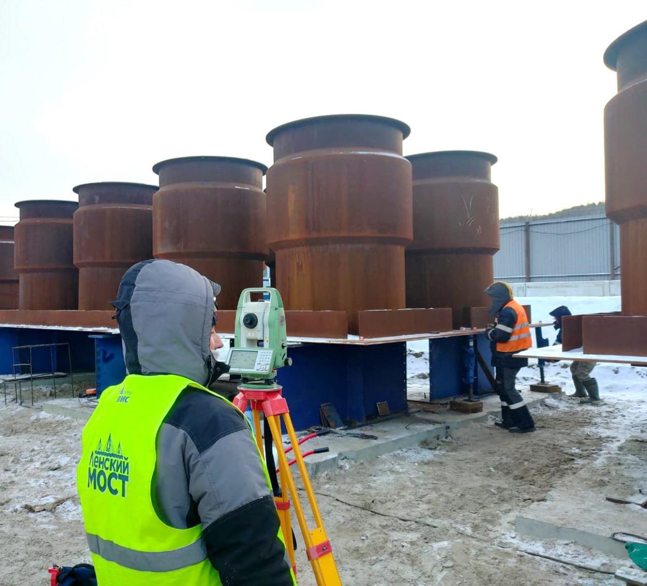 Строительство Ленского моста продолжается в рамках зимней производственной программы Строительство Ленского моста продолжается в рамках зимней производственной программы